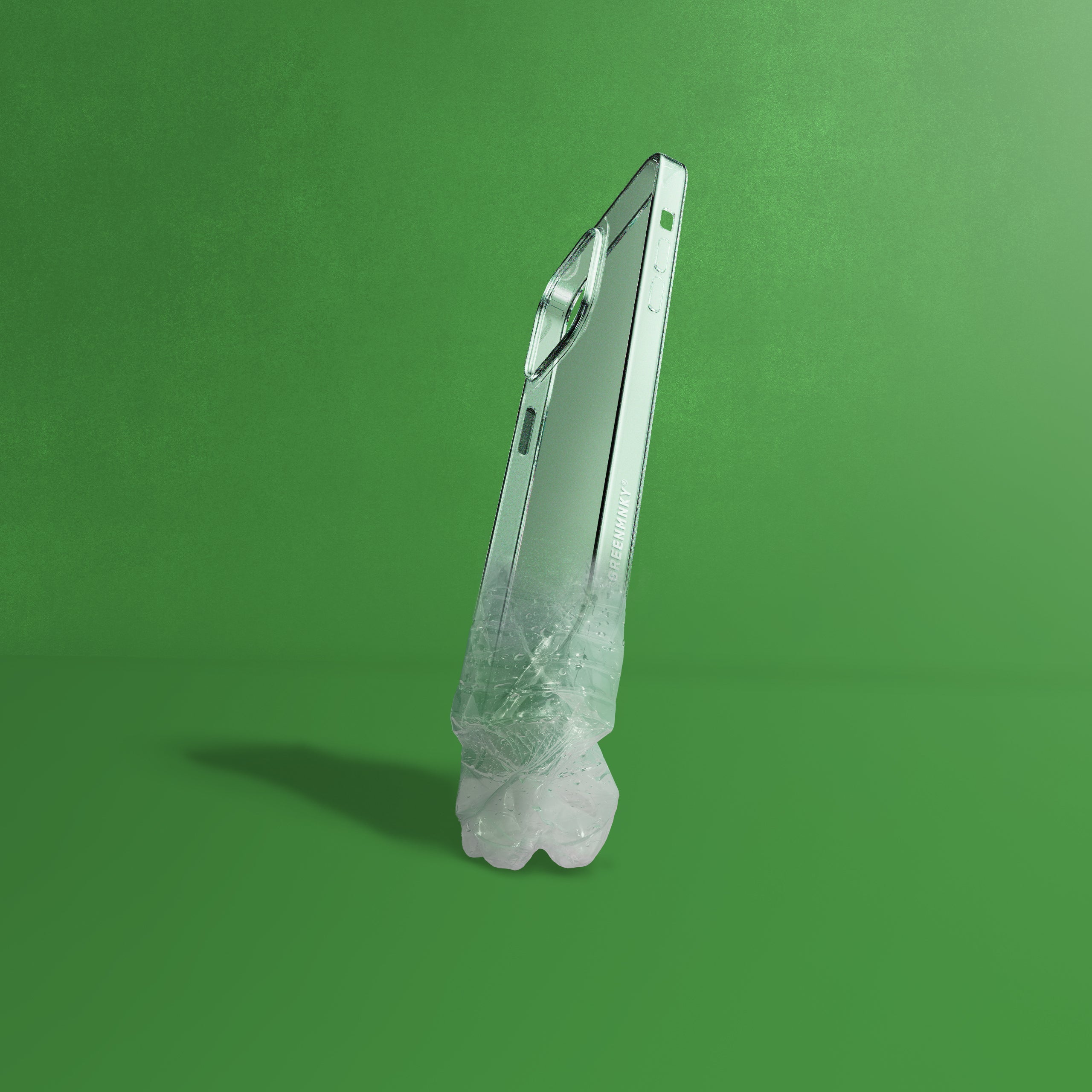 Nachhaltige Smartphone-Hülle von GREENMNKY® aus recyceltem Kunststoff – Darstellung mit PET-Flasche als Symbol für umweltfreundliches Material.