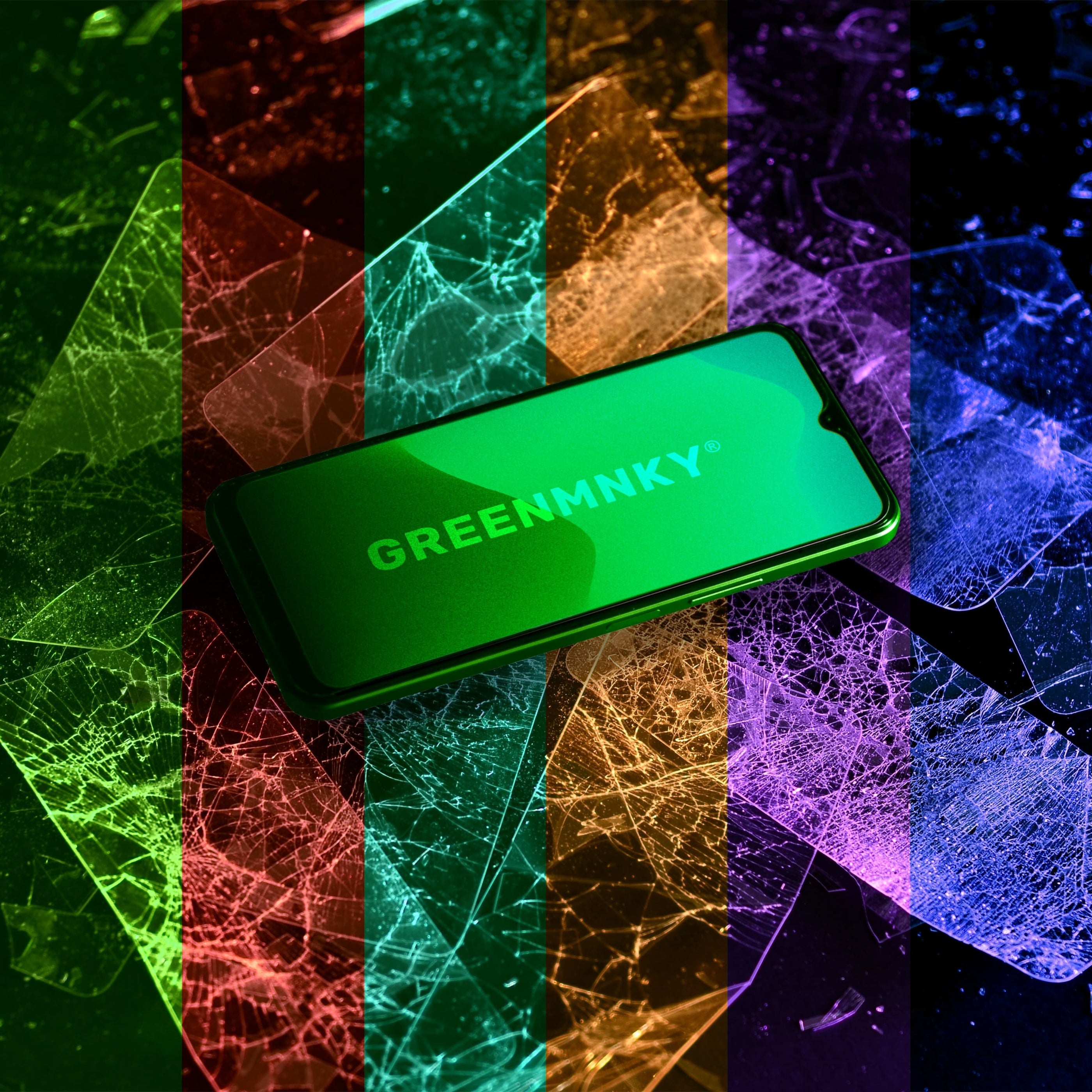 zerbrochene Schutzgläser im Hintergrund; intaktes Handy im Vordergrund mit grüner GREENMNKY Aufschrift auf dem Display.